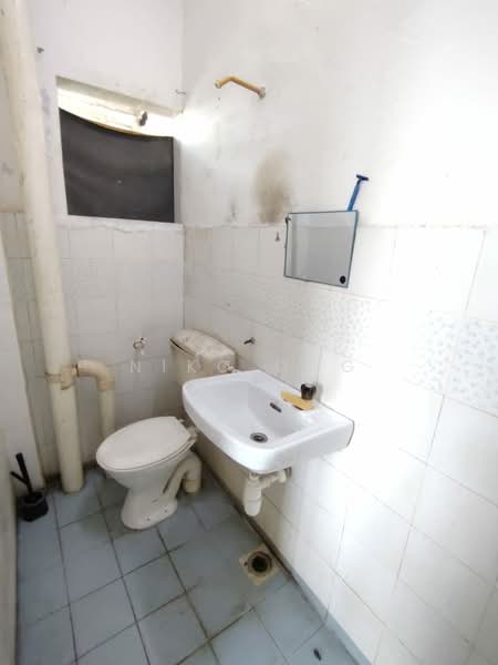 Flat for Sale at Perumahan Rakyat Lima Kedai - Niko Ong - Bathroom - PropertyGuru.com.my