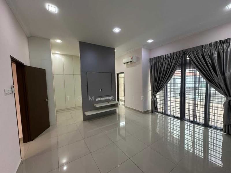 Cluster House for Sale in Ulu Tiram (Johor) - Tom Chiew - Living Room - PropertyGuru.com.my