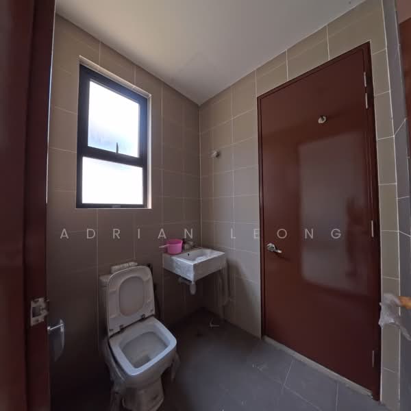 Semi-Detached House for Sale in Bandar Kinrara Seksyen 8 (Bandar Kinrara) - Adrian Leong - Bathroom - PropertyGuru.com.my