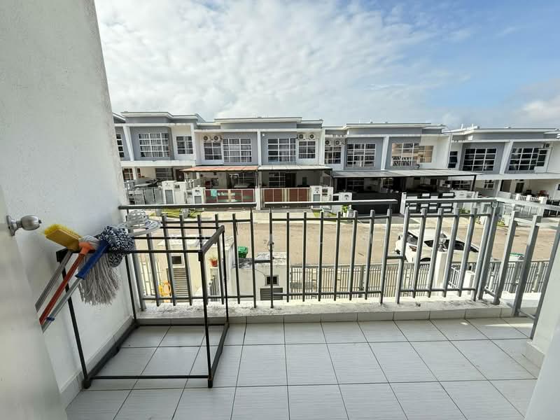 2.5-storey Terraced House for Sale in Bandar Seri Alam (Masai) - Robin Lim - Balcony - PropertyGuru.com.my
