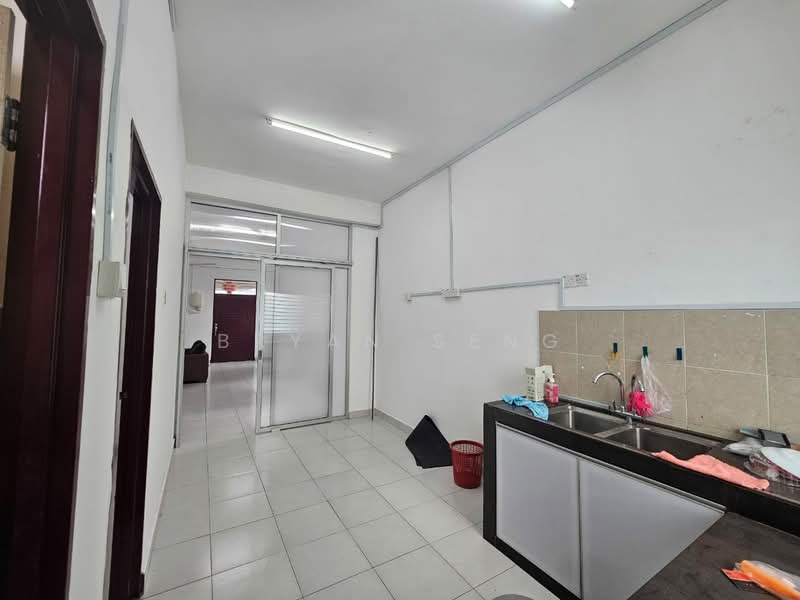 Taman Scientex Kulai 2 untuk Untuk Disewa - RM 2,000 /bulan, Mac 2026 - Kitchen - PropertyGuru.com.my
