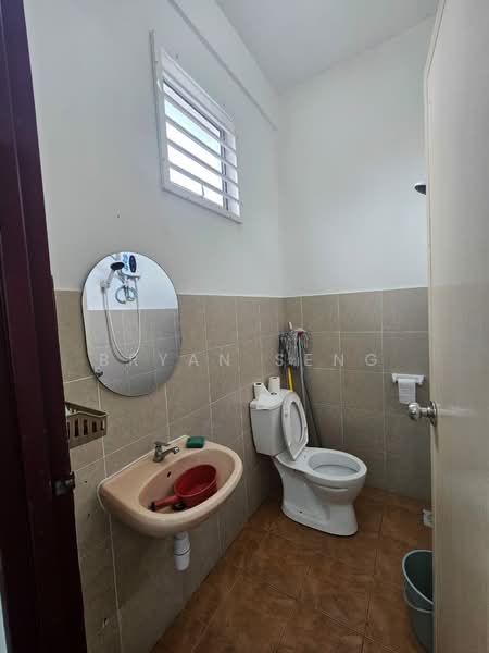 Taman Scientex Kulai 2 untuk Untuk Disewa - RM 2,000 /bulan, Mac 2026 - Bathroom - PropertyGuru.com.my