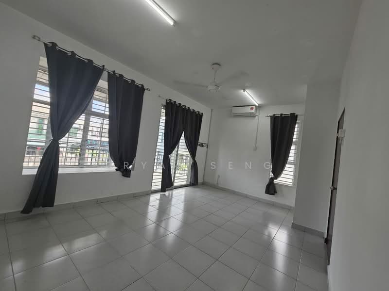 Taman Scientex Kulai 2 untuk Untuk Disewa - RM 2,000 /bulan, Mac 2026 - Living Room - PropertyGuru.com.my