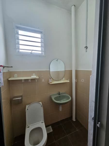 Taman Scientex Kulai 2 untuk Untuk Disewa - RM 2,000 /bulan, Mac 2026 - Bathroom - PropertyGuru.com.my