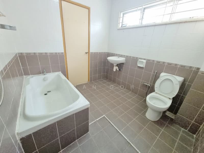 Semi-Detached House for Sale in Puchong (Selangor) - Evan Goh - Bathroom - PropertyGuru.com.my
