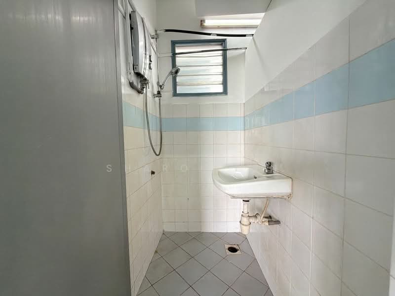 Rumah Pangsa Permas Jaya untuk Untuk Dijual - RM 220,000, Mac 2026 - Bathroom - PropertyGuru.com.my