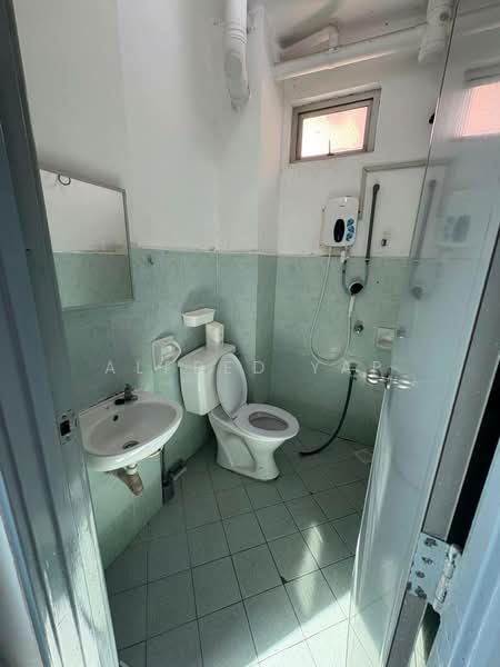 Apartment for Rent at Bayu Puteri 1 - Alfred Yap - Bathroom - PropertyGuru.com.my
