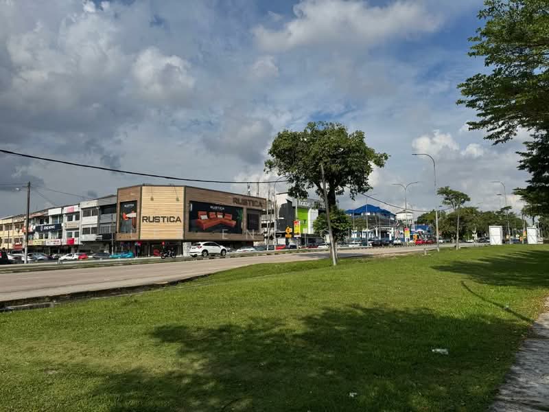 Shop for Rent in Taman Molek (Johor Bahru) - Ler Eng Giap - Ground Floor. High Exposure In Junction. - PropertyGuru.com.my