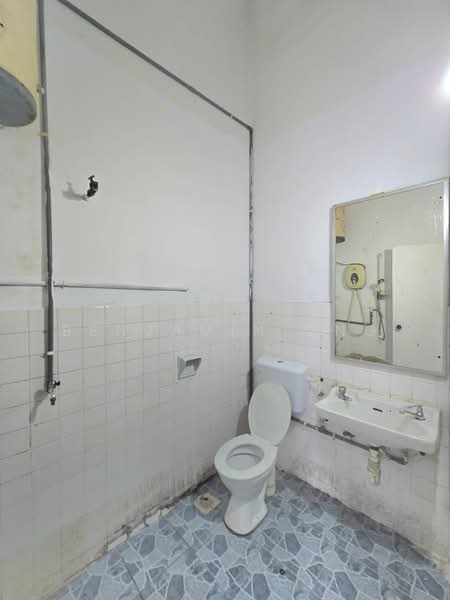 2-storey Terraced House for Rent in Taman Pelangi (Johor Bahru) - Benjamin Ong - Bathroom - PropertyGuru.com.my