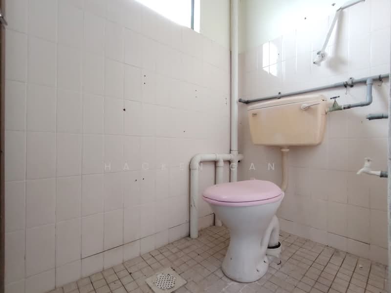 Flat for Sale at Seksyen 2 Wangsa Maju Flat - Hacken Gan - Bathroom - PropertyGuru.com.my