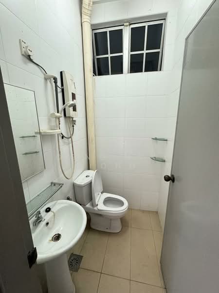 1-storey Terraced House for Sale in Taman Perling (Perling) - Loong Hing Liong - Bathroom - PropertyGuru.com.my
