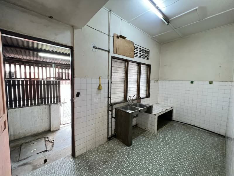 Taman Kepong untuk Untuk Disewa - RM 1,200 /bulan, Mac 2026 - Kitchen - PropertyGuru.com.my