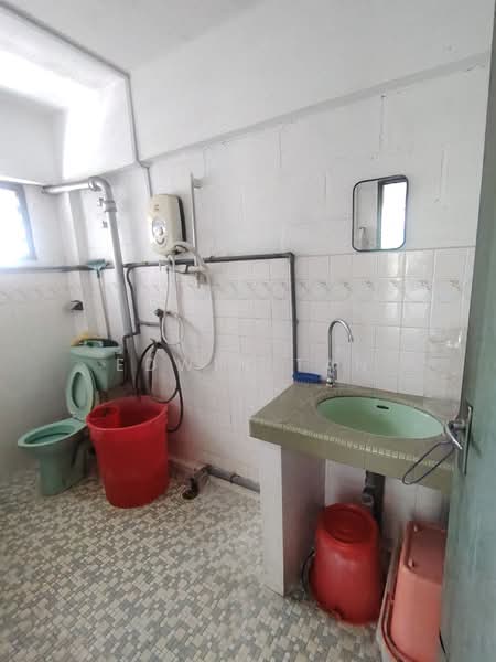 Flat for Rent at Jalan Loke Yew - Edwin Tan - Bathroom - PropertyGuru.com.my