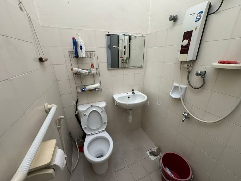 1-storey Terraced House for Sale in Kelana Jaya (Petaling Jaya) - Albert Ho - Bathroom - PropertyGuru.com.my