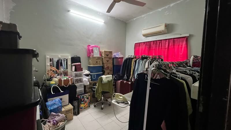 1-storey Terraced House for Sale in Pulau Indah (Klang) - Adi Zulkarnaen - Bedroom - PropertyGuru.com.my