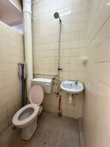 Flat for Sale at Taman Mengkudu Flat - Jie Ying - Bathroom - PropertyGuru.com.my
