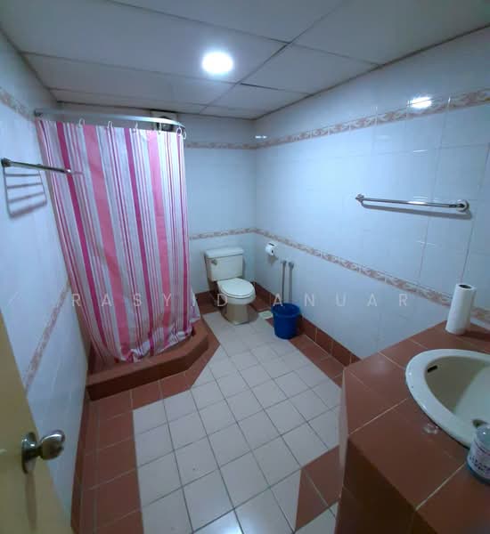 Kondominium untuk Disewa di Gurney Heights - Rasyid Anuar - Bathroom - PropertyGuru.com.my