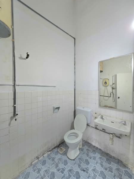 2-storey Terraced House for Rent in Taman Pelangi (Johor Bahru) - YC Fung - Bathroom - PropertyGuru.com.my