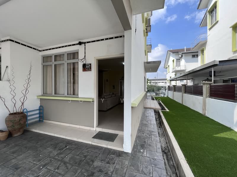 Townhouse for Sale in Seri Kembangan (Selangor) - Joey Wong - Exterior - PropertyGuru.com.my