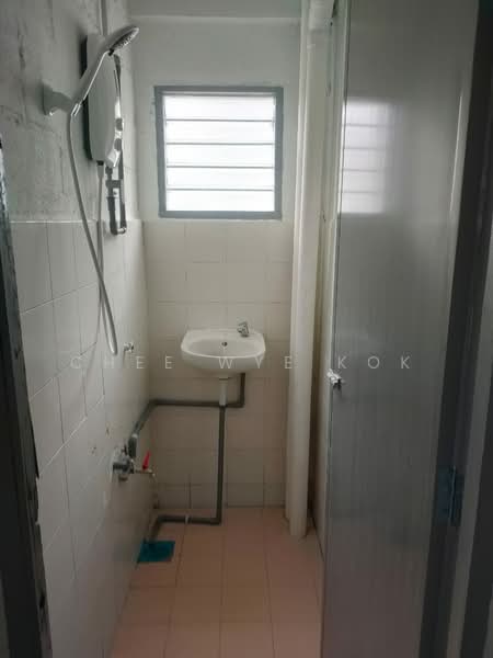 Flat for Rent at Pelangi Indah - Chee Wye Kok - Bathroom - PropertyGuru.com.my