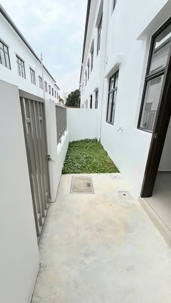 2-storey Terraced House for Sale in TAMAN PUCHONG UTAMA (Puchong) - Wendy Chin - Exterior - PropertyGuru.com.my