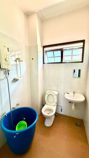 Semi-Detached House for Sale in Taman Daya (Johor Bahru) - Ee Fong Toh - Bathroom - PropertyGuru.com.my