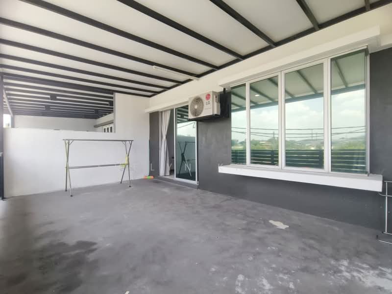 2-storey Terraced House for Sale in Taman Scientex Rawang (Rawang) - Evelyn Khoo - Balcony - PropertyGuru.com.my