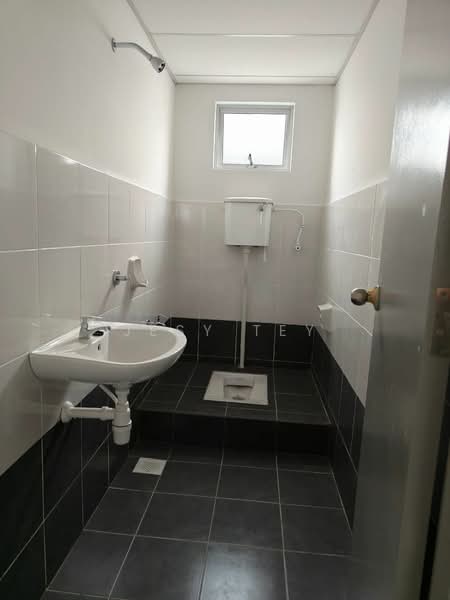 Terrace Factory for Sale in Bandar Indahpura (Kulai) - Jesy Tey - Bathroom - PropertyGuru.com.my