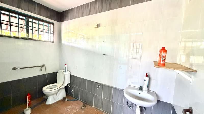 Semi-Detached House for Sale in Taman Daya (Johor Bahru) - Iden Tan - Bathroom - PropertyGuru.com.my