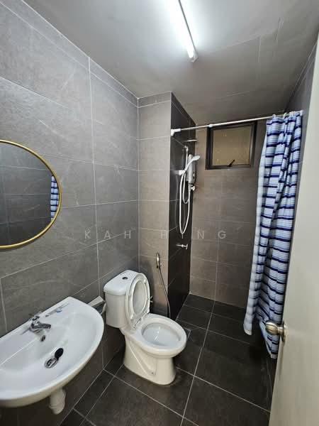 Service Residence for Sale at Majestic Maxim - Kah Hing - Bathroom - PropertyGuru.com.my
