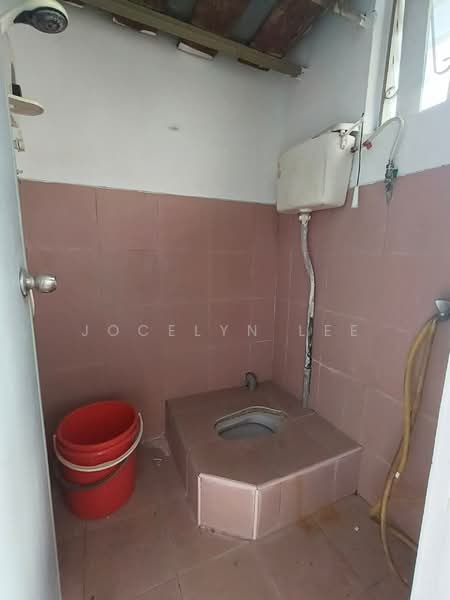 Flat for Sale at Flat Taman Ungku Tun Aminah - Jocelyn Lee - Bathroom - PropertyGuru.com.my