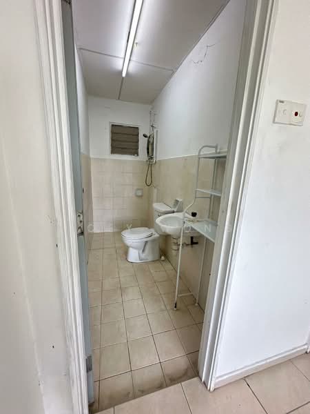 Baiduri Court Apartment untuk Untuk Disewa - RM 1,000 /bulan, Mac 2026 - Bathroom - PropertyGuru.com.my