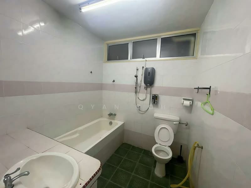 Rumah Teres untuk Disewa di Island Glades (Jelutong) - Qyan Goh - Bathroom - PropertyGuru.com.my