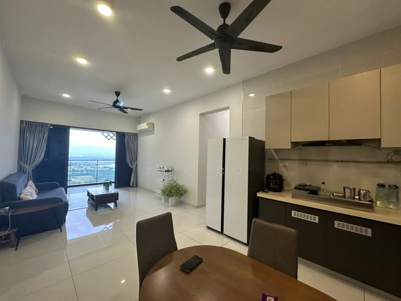Kondominium untuk Dijual di Royal Strand @ Country Garden Danga Bay - Tok CJ - Living Room - PropertyGuru.com.my
