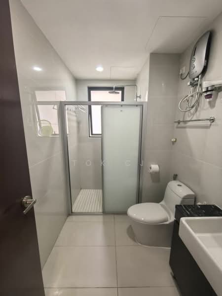 Kondominium untuk Dijual di Royal Strand @ Country Garden Danga Bay - Tok CJ - Bathroom - PropertyGuru.com.my