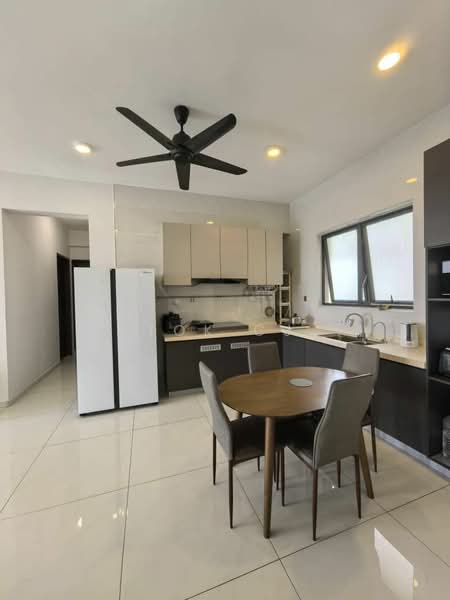 Kondominium untuk Dijual di Royal Strand @ Country Garden Danga Bay - Tok CJ - Kitchen - PropertyGuru.com.my