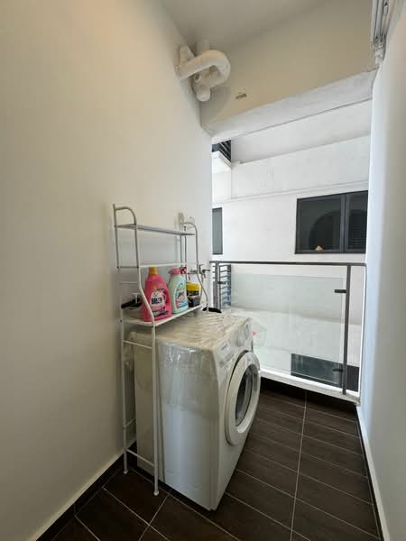 Kondominium untuk Dijual di Royal Strand @ Country Garden Danga Bay - Tok CJ - Balcony - PropertyGuru.com.my