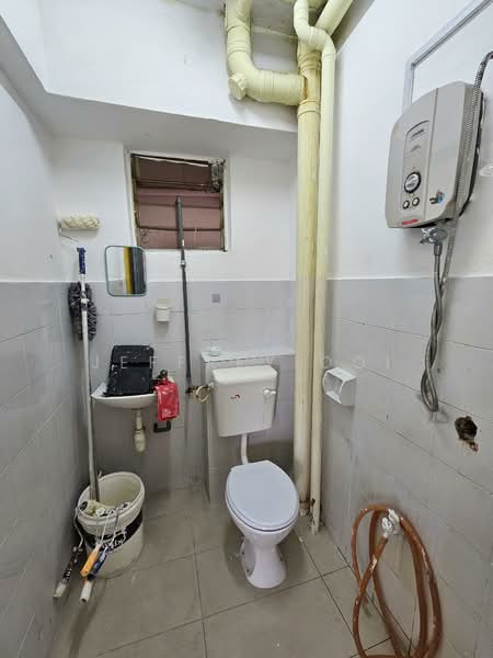 Pangsapuri untuk Disewa di Pangsapuri Danau Pandan 1 - Jeffrey Ooi - Bathroom - PropertyGuru.com.my