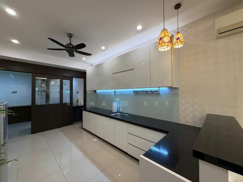 3-storey Terraced House for Sale in Bandar Bayan Bahru (Bayan Lepas) - Ronald Kee - Kitchen - PropertyGuru.com.my
