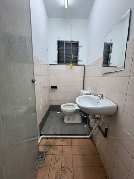 Pulau Indah Industrial Park untuk Untuk Disewa - RM 9,000 /bulan, Mac 2026 - Bathroom - PropertyGuru.com.my