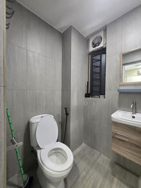 Service Residence for Sale at Ritze Perdana 1 - Jin Ooi - Bathroom - PropertyGuru.com.my