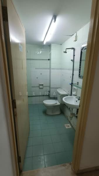 Petaling Indah Condominiums untuk Untuk Disewa - RM 1,200 /bulan, Mac 2026 - Bathroom - PropertyGuru.com.my