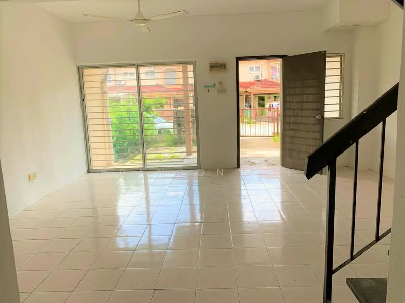 Rumah Teres 2 Tingkat untuk Disewa di Taman Puncak Jalil (Seri Kembangan) - Brandon Yee - Living Room - PropertyGuru.com.my
