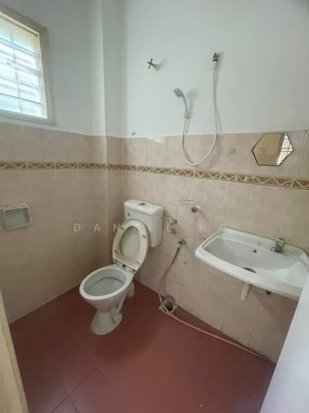 Rumah Teres 2 Tingkat untuk Dijual di Taman Segar Perdana (Cheras) - Daniel Ng - Bathroom - PropertyGuru.com.my