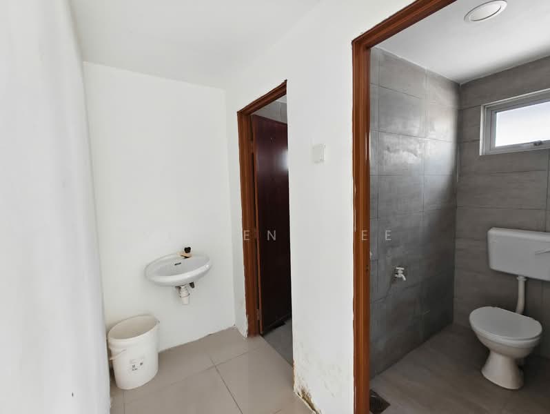 Kedai untuk Disewa di Taman Perindustrian Kip (Kepong) - Vincent Lee - Bathroom - PropertyGuru.com.my
