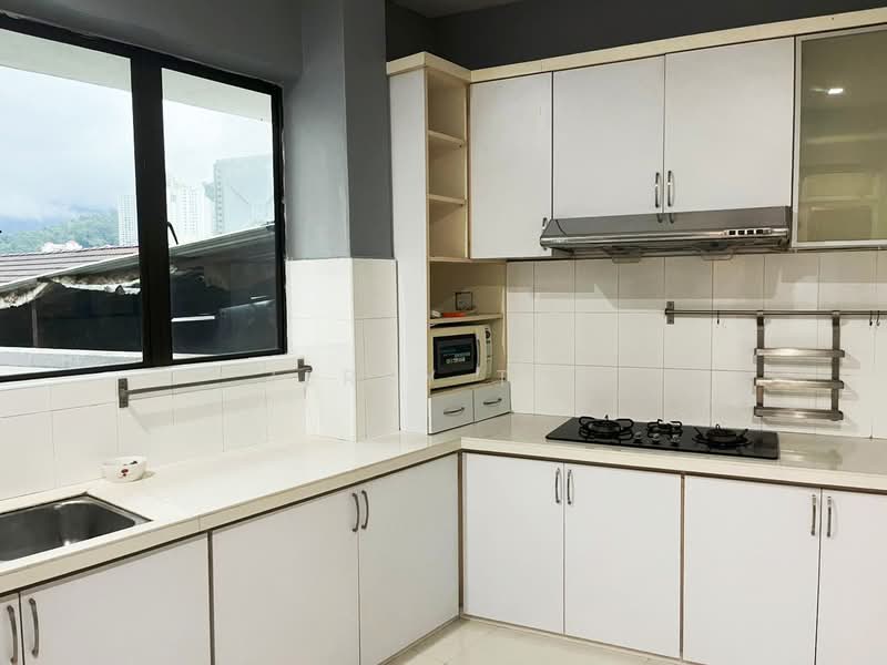 Villa Batu Bukit untuk Untuk Disewa - RM 1,700 /bulan, Mac 2026 - Kitchen - PropertyGuru.com.my