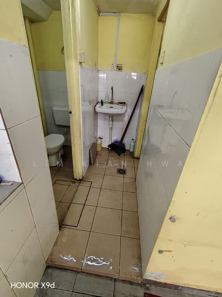 Shop for Rent in Taman United (Jalan Klang Lama (Old Klang Road)) - Lim Kian Hwa - Bathroom - PropertyGuru.com.my
