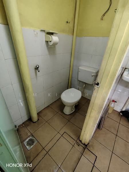 Shop for Rent in Taman United (Jalan Klang Lama (Old Klang Road)) - Lim Kian Hwa - Bathroom - PropertyGuru.com.my