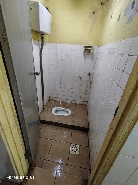Shop for Rent in Taman United (Jalan Klang Lama (Old Klang Road)) - Lim Kian Hwa - Bathroom - PropertyGuru.com.my