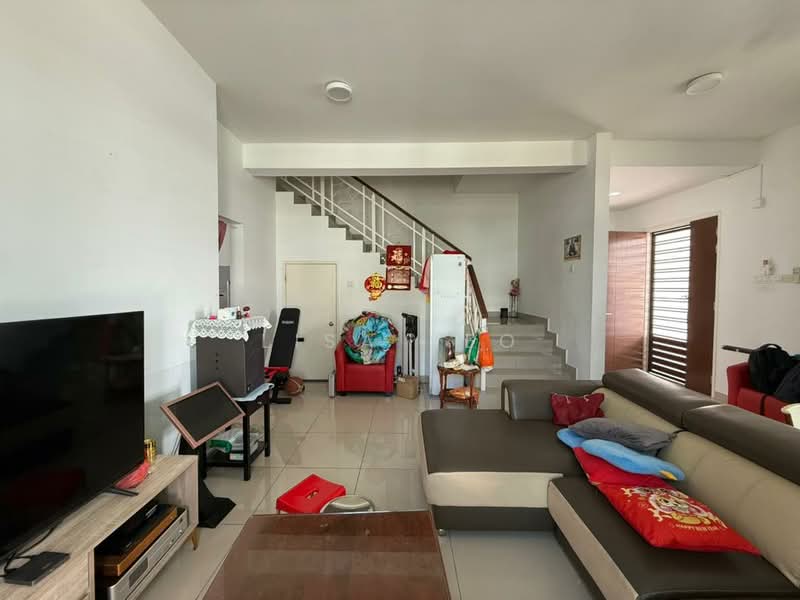 2-storey Terraced House for Rent in Taman Seri Austin (Tebrau) - Lisa Yeo - Living Room - PropertyGuru.com.my
